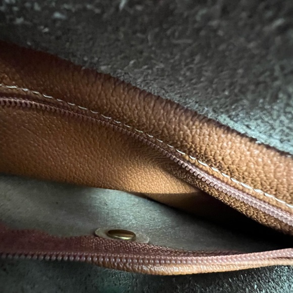 Authentic vintage Dooney & Bourke All Weather leather crossbody purse - Picture 6 of 16